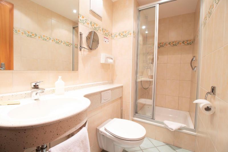 Double Room image 3