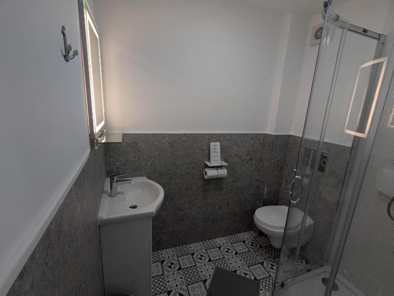 Standard Twin Room image 3