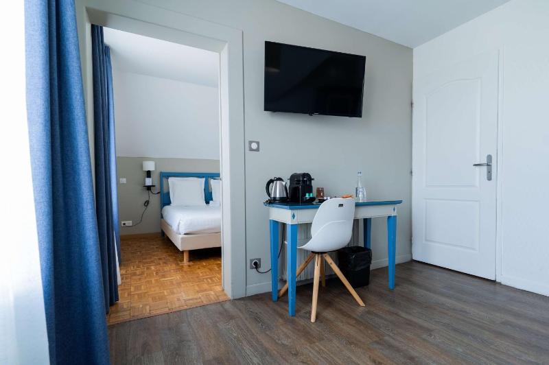 Premium Double Room with Sofa Bed and City View image 3