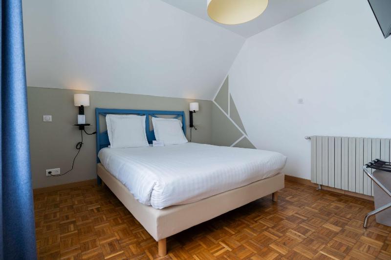 Premium Double Room with Sofa Bed and City View image 4