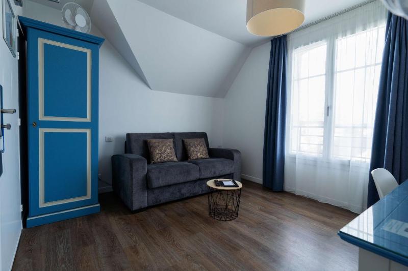 Premium Double Room with Sofa Bed and City View image 1