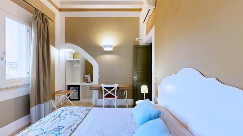 Small Double Room image 4