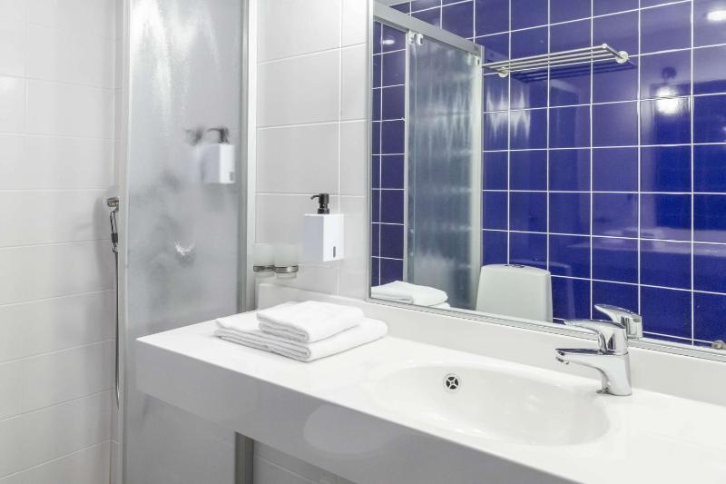 Standard Twin Room image 2