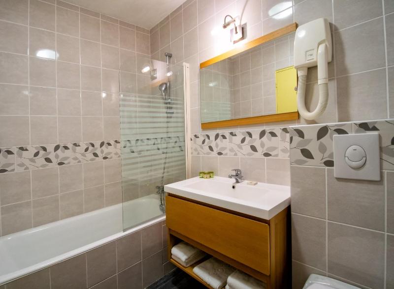Standard Double Room with River View image 2