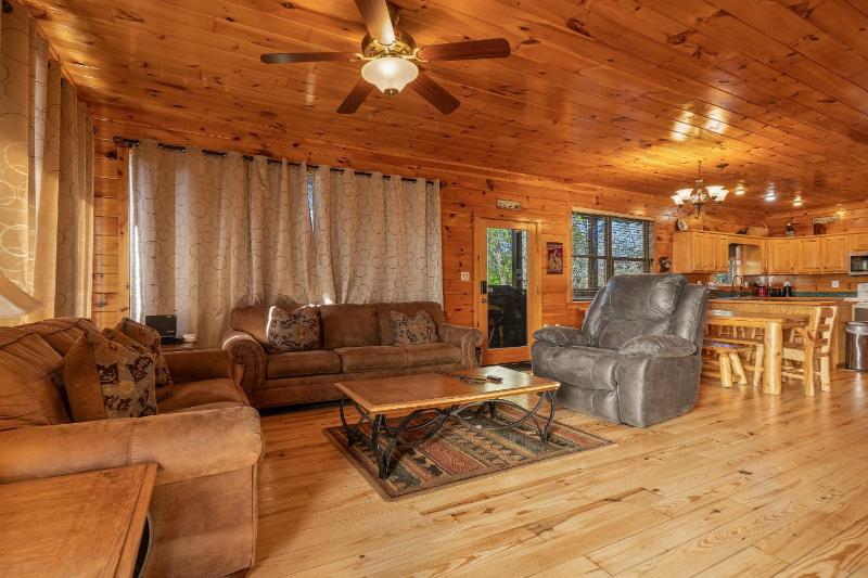 Eagles Haven Lodge 5 bed 4 bath great for groups game room hot tub Wi-Fi grills easy roads - image 9