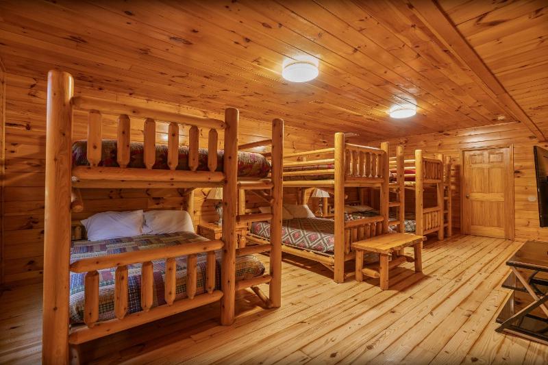 Eagles Haven Lodge 5 bed 4 bath great for groups game room hot tub Wi-Fi grills easy roads - image 24