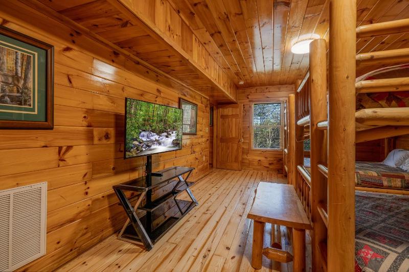 Eagles Haven Lodge 5 bed 4 bath great for groups game room hot tub Wi-Fi grills easy roads - image 19