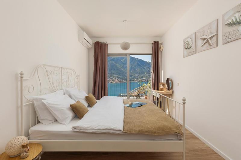Blue Eyes - Panoramic View - image 15