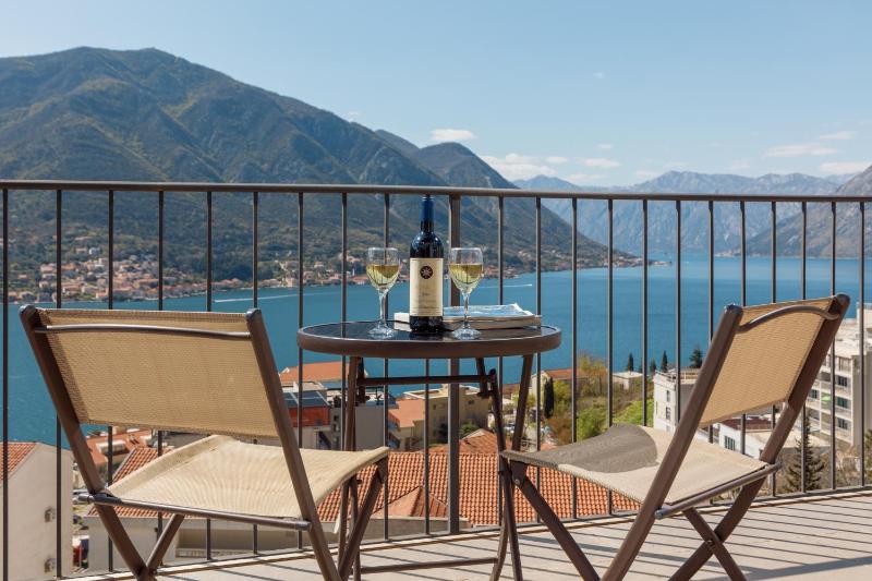 Blue Eyes - Panoramic View - image 1