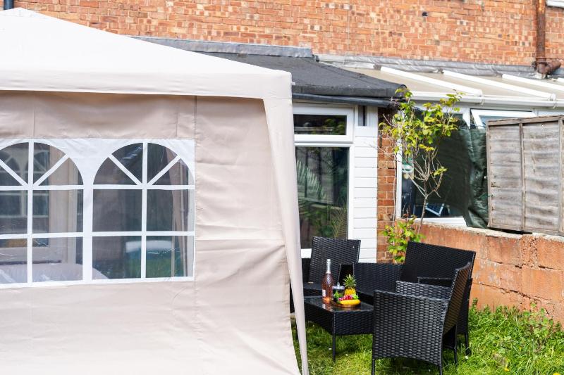 Open Mind Property - HotTUB 4 Beds & 2 Free Parking - image 3