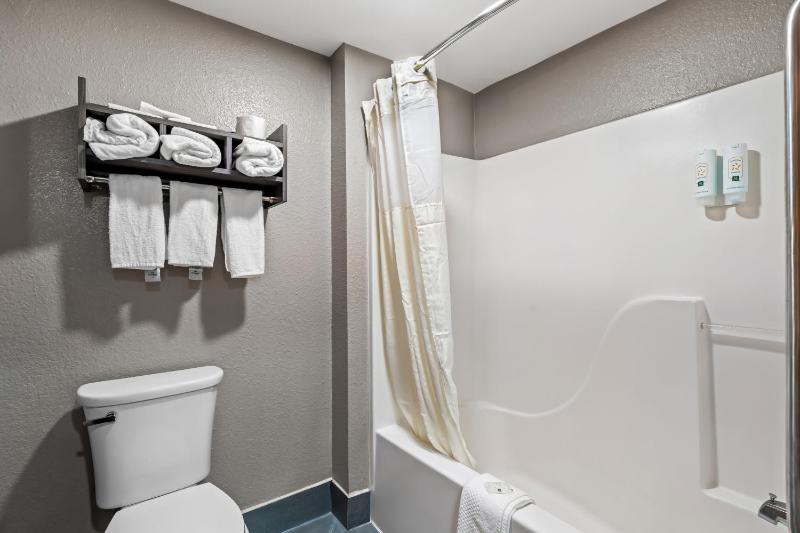 Queen Room with Two Queen Beds - Non-Smoking image 1