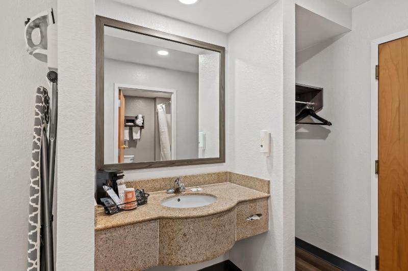 1 King Bed Jacuzzi Nonsmoking image 3