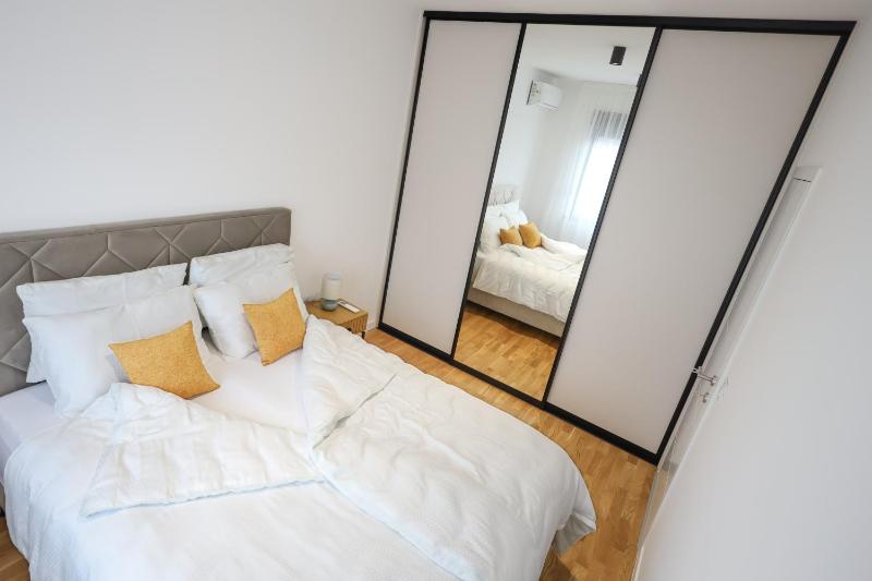 Central Rooftop Apartment - image 9