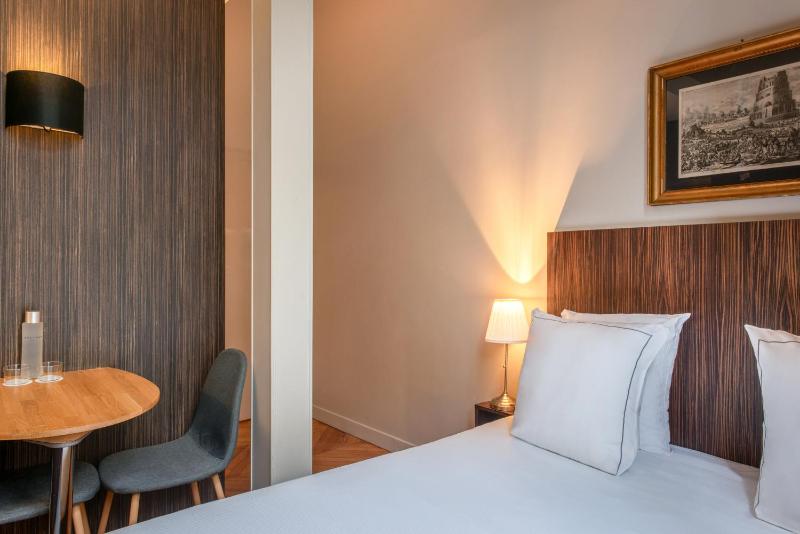 Small Double Room image 3