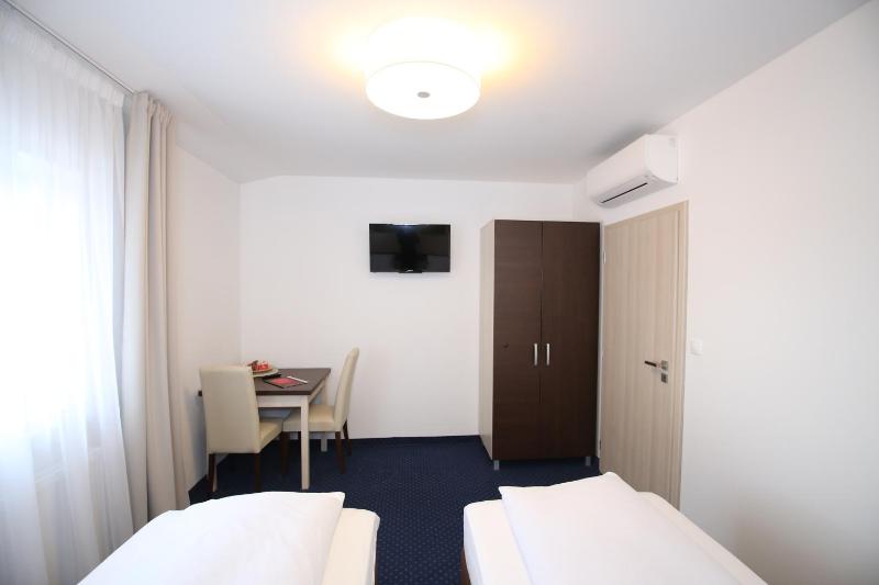 Standard Double or Twin Room image 2