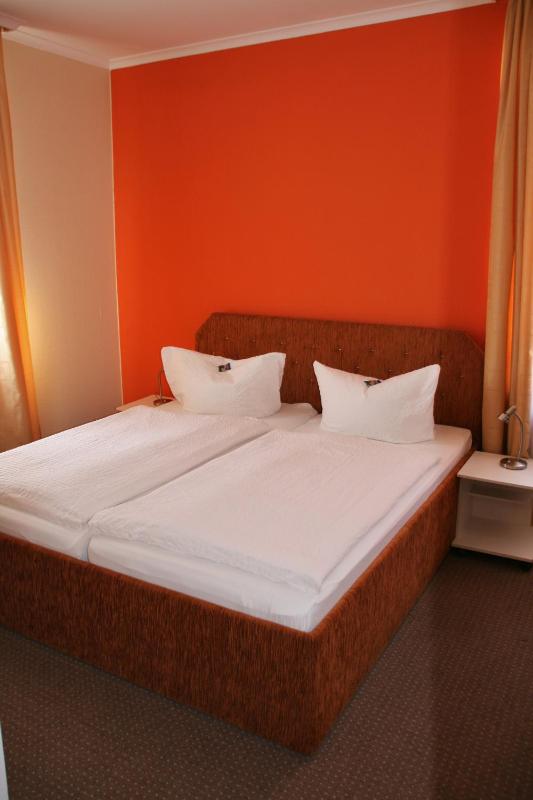 Double Room image 3