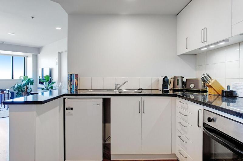 Super Plush Takapuna 1BR Apt Free CarPark on 6th Floor - image 8