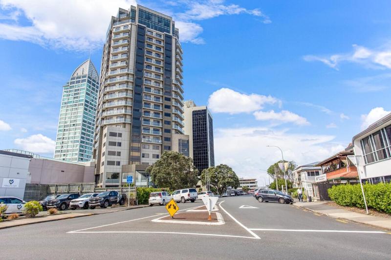 Super Plush Takapuna 1BR Apt Free CarPark on 6th Floor - image 2