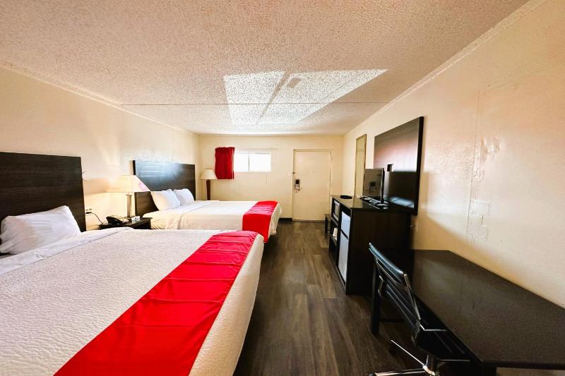 Queen Room with Two Queen Beds image 2
