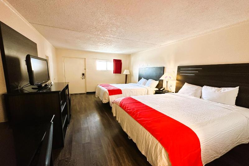 2 Queen bed Walkin image 1