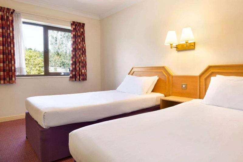 Twin Room with Two Single Beds - Mobility Accessible/Non-Smoking image 1