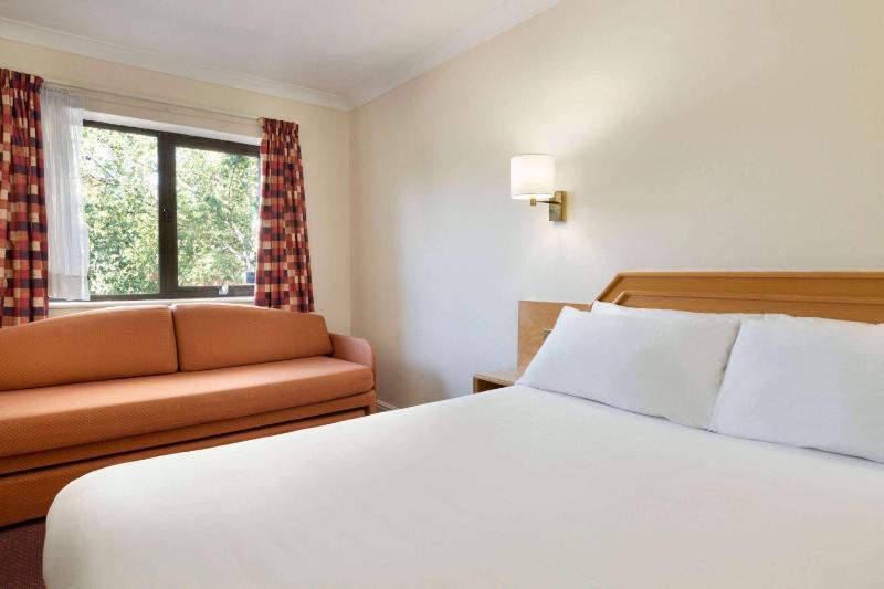 Days Inn by Wyndham Southampton Rownhams - image 9