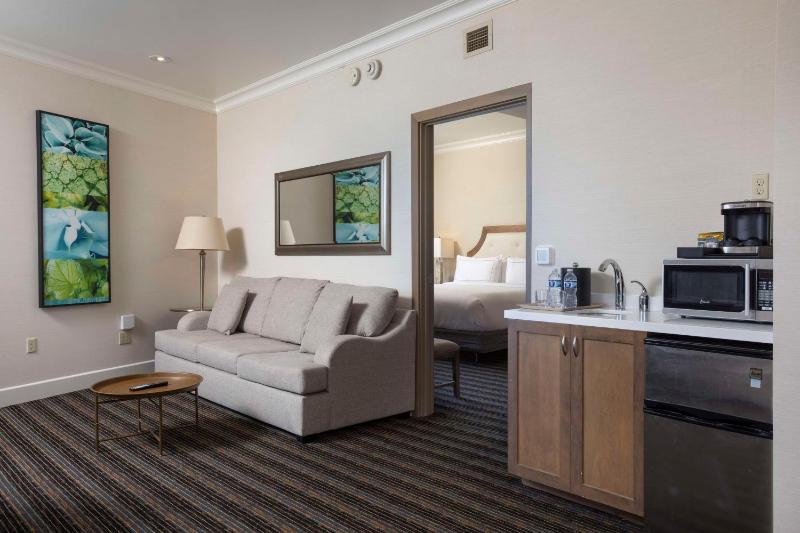 Two-Room Premier King Suite with Balcony image 2