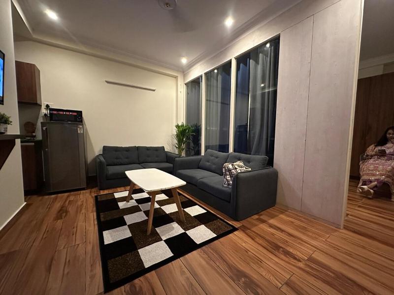 Cozy Bachelor's Loft in Gurgaon with Sunset Balcony - image 1
