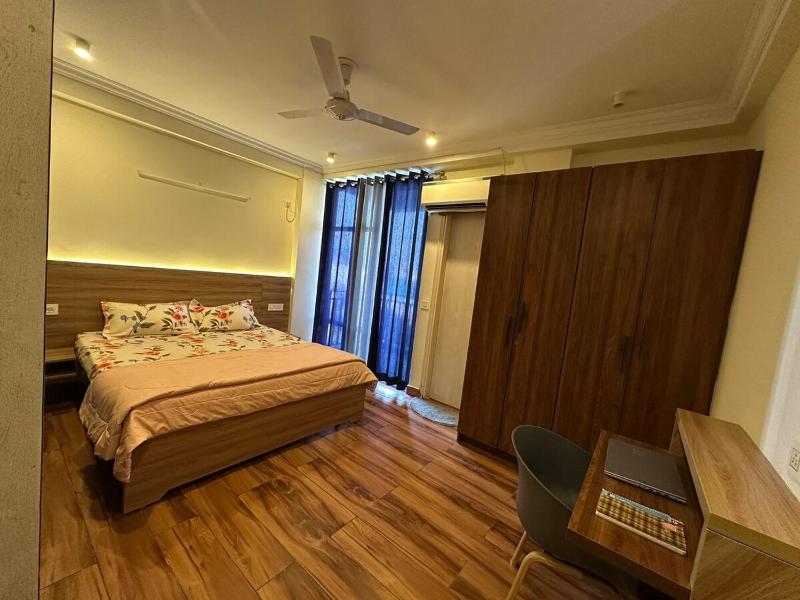 Cozy Bachelor's Loft in Gurgaon with Sunset Balcony - image 15