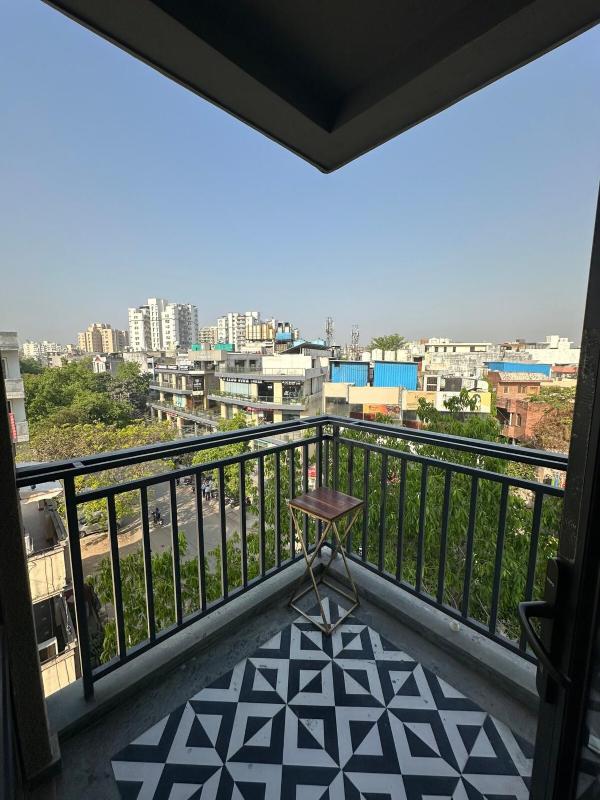 Cozy Bachelor's Loft in Gurgaon with Sunset Balcony - image 8