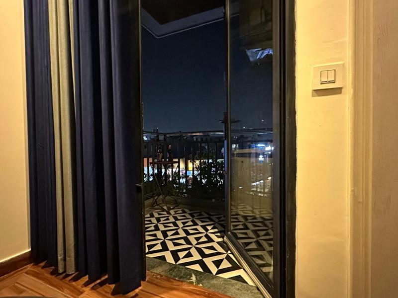 Cozy Bachelor's Loft in Gurgaon with Sunset Balcony - image 2