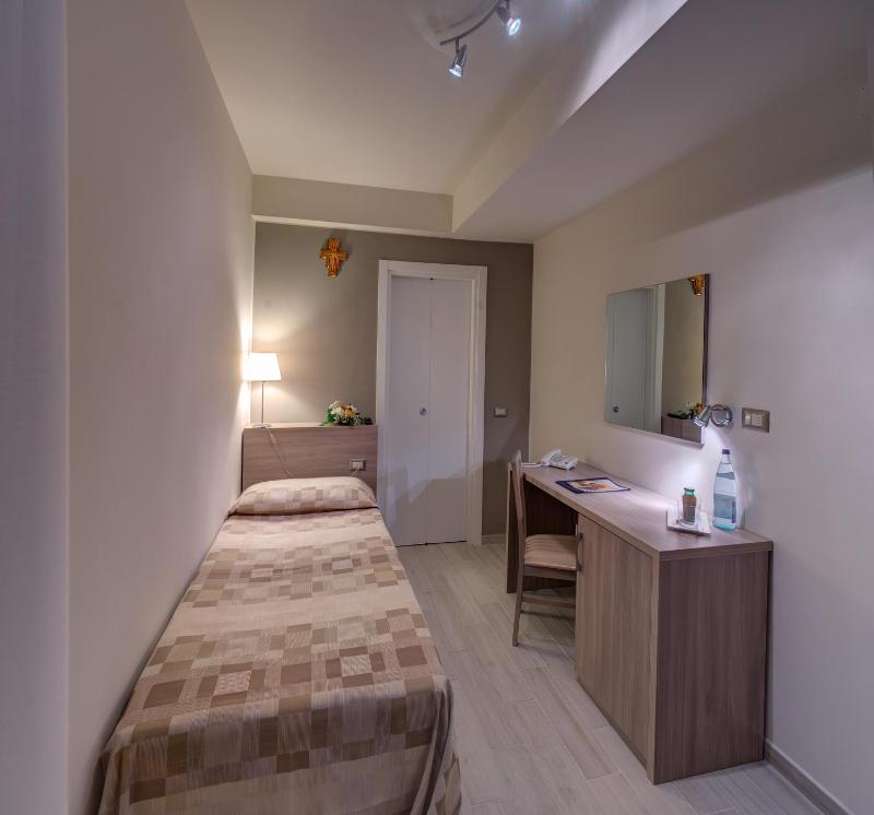 Single Room image 3