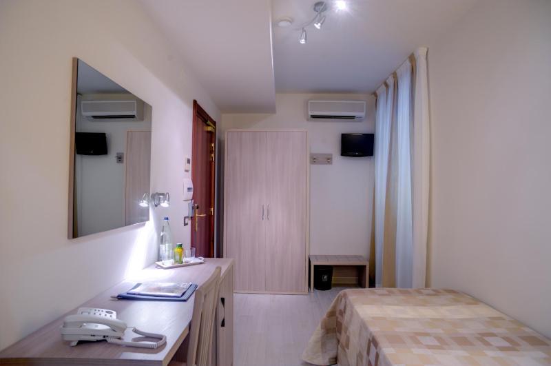 Single Room image 4