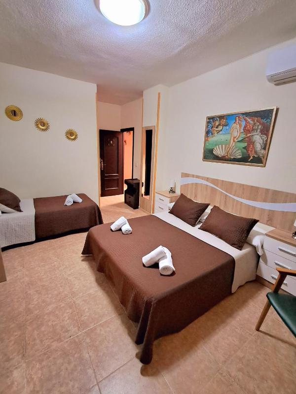 Triple Room with Private Bathroom image 3