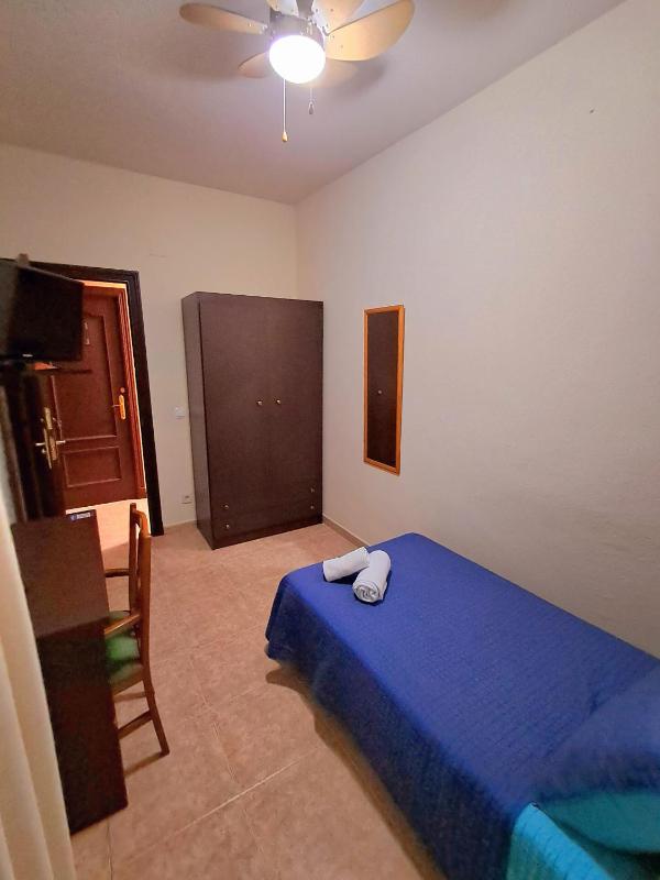 Single Room with Shared Bathroom image 4