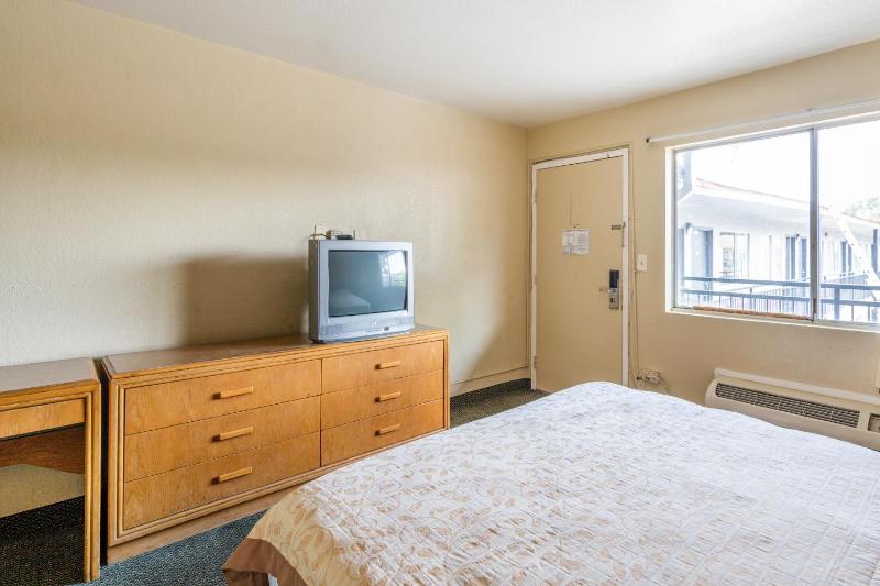 Queen Bed Accessible Walkin image 3