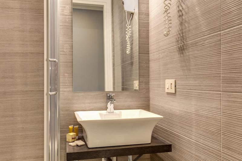 Standard Double Room image 3