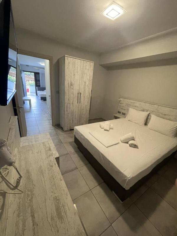 Deluxe One-Bedroom Apartment image 2