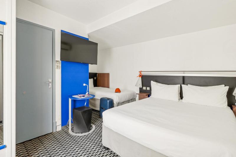 Standard Room with One Double Bed and One Single Bed image 4