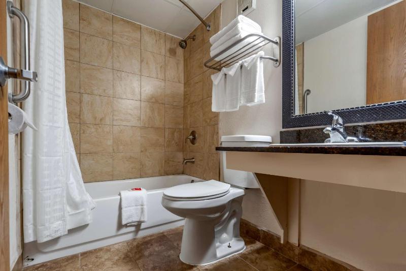 Queen Room with Two Queen Beds - Non-Smoking image 2