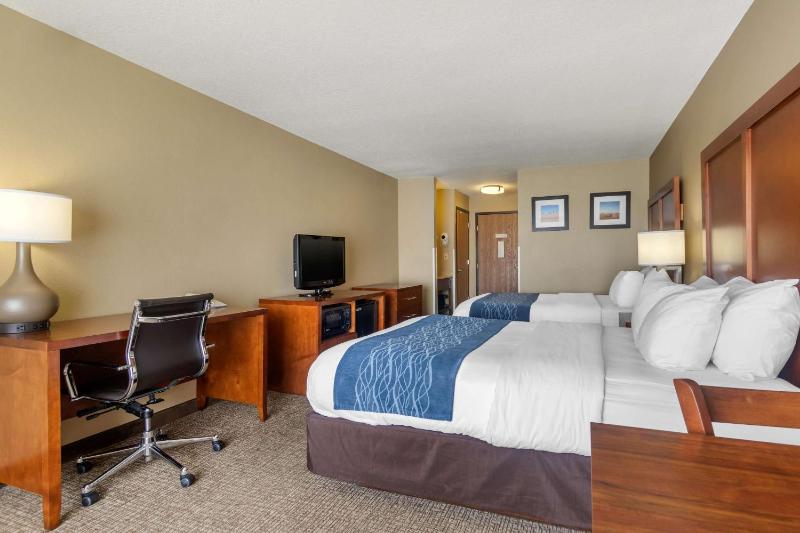 Queen Room with Two Queen Beds - Non-Smoking image 3