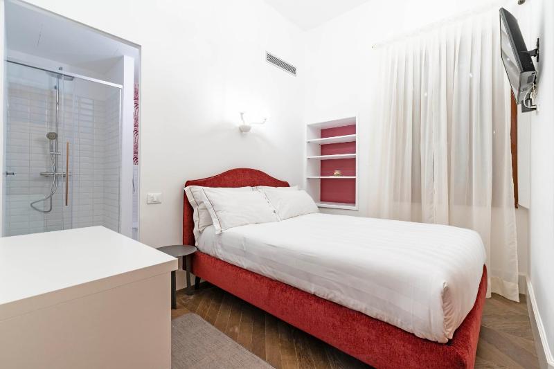 Small Double Room image 1