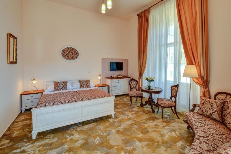 Deluxe Queen Suite image 4