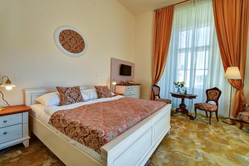 Deluxe Queen Suite image 1