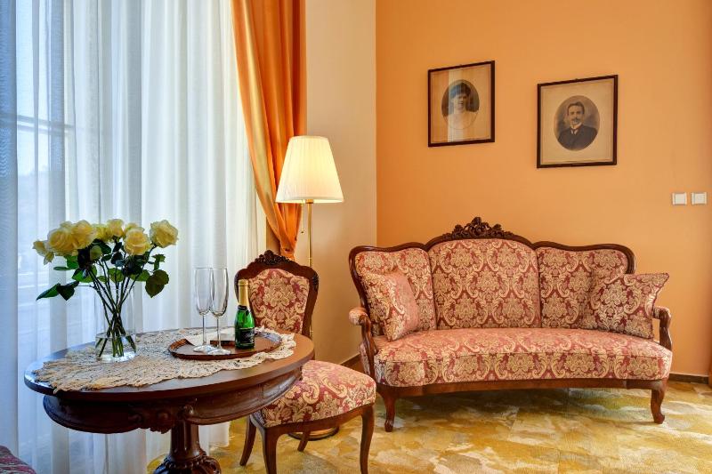 Deluxe Queen Suite image 3