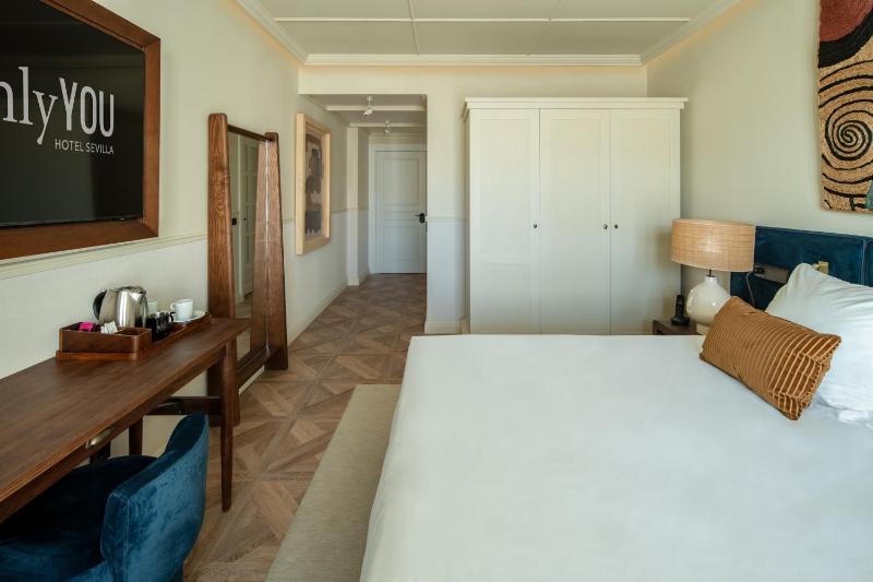 Deluxe Double Room image 3