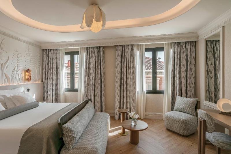Grand Deluxe Room image 3