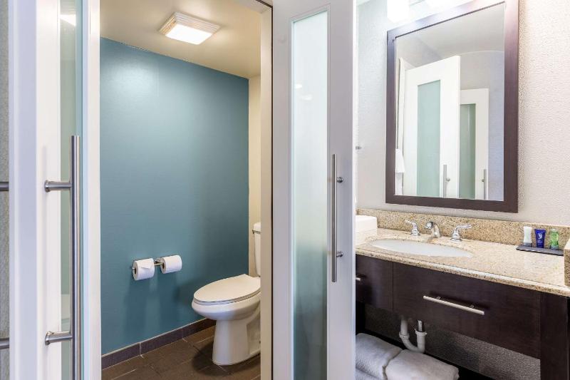 Standard Room with Two Double Beds and Boulevard View - Non-Smoking image 3