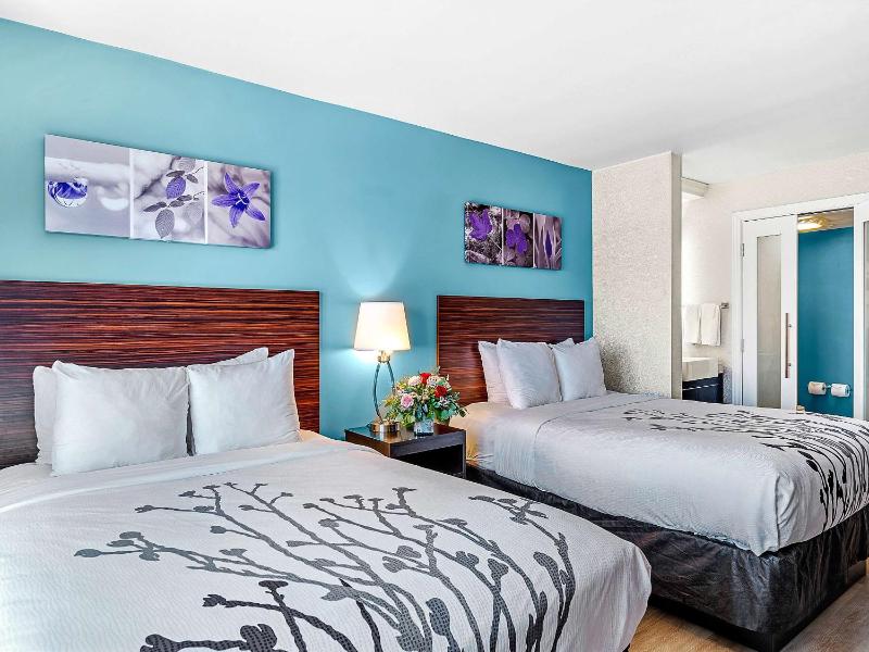 Standard Room with Two Double Beds and Boulevard View - Non-Smoking image 2