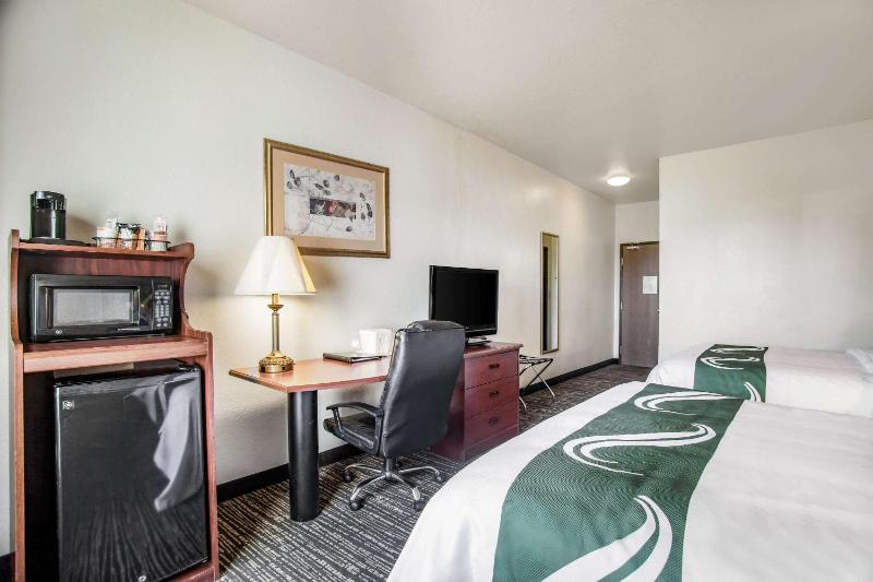 Queen Room with Two Queen Beds - Non-Smoking image 4